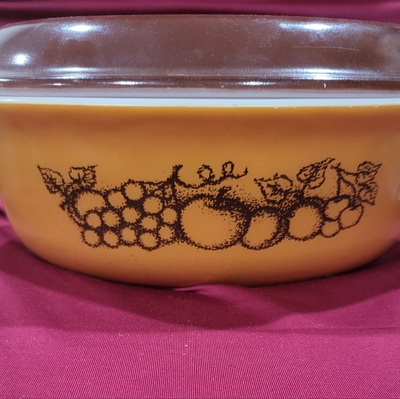 Vintage Pyrex Old Orchard 1.5 QT Ovenware Oval Casserole Dish with Brown Lid - Picture 3 of 8